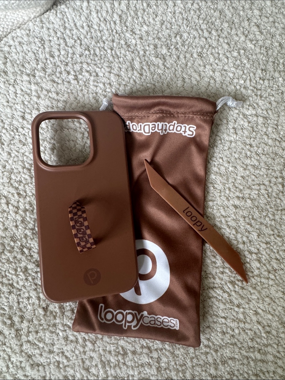 Loopy Case iPhone 15 pro desert brown with brown checkered loop + brown loop.